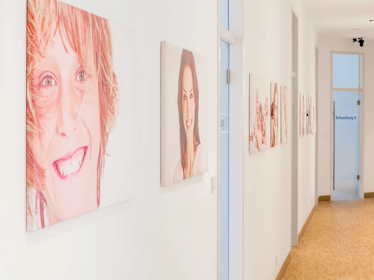 Flur mit Kunstwerken in der Zahnarztpraxis am Ostwall in Krefeld