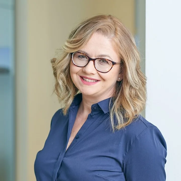 Portraitfoto ZÄ Ines Dedić, Zahnärztin